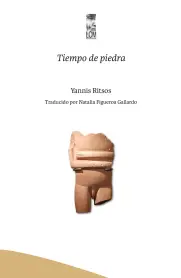 Escrito durante el confinamiento en el campo de concentración de Makrónisos durante el verano de 1951, Tiempo de piedra constituye uno de los monumentos líricos más severos y trascendentales de la literatura europea de posguerra. Yannis Ritsos registra, mediante una crónica poética desprovista de adornos retóricos, la dura vida de los prisioneros políticos en un entorno estéril y punitivo. En estas páginas, la geografía del mar Egeo se despoja de su habitual luz idílica para transformarse en un agente activo de castigo y templanza: un sol de piedra que abrasa el desierto y un suelo mineral al que los hombres deben amoldar el cuerpo y la conciencia si quieren preservar su dignidad.  Frente al rigor del trabajo forzado y la tortura sistemática, emerge en el poemario un sujeto colectivo indomeñable que disuelve el individualismo en favor de la fraternidad. A través de escenas cotidianas cargadas de sentido político, los deportados tejen una red de afectos que desafía el presidio. Las figuras de jóvenes militantes, ancianos campesinos y madres que custodian la memoria familiar, que se suceden en las páginas de este libro, son testimonio de una  comunidad perseguida y despojada, pero que no ha perdido la fuerza y el coraje para resistir.